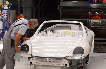 Stuttgart  Montage am Porsche Carrera