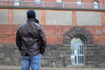Flensburg  Deutschland  Mann vor dem Eingang der Justizvollzugsanstalt Flensburg