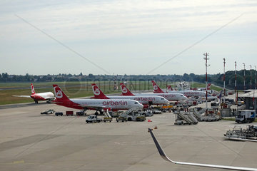 Berlin  Deutschland  Maschinen der Fluggesellschaft Air Berlin auf dem Flughafen Berlin-Tegel