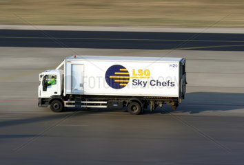 Berlin  Deutschland  LKW der LSG Sky Chefs auf dem Vorfeld des Flughafen Berlin-Tegel