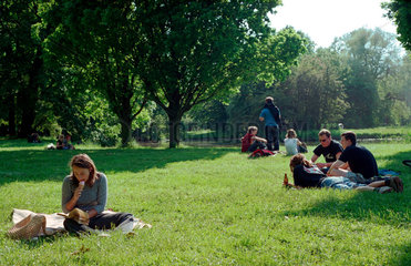 Leipzig  junge Menschen im Clara-Zetkin-Park