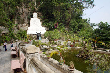 Vietnam  Buddhastatue in einer Gartenanlage auf den Marmorbergen bei Danang