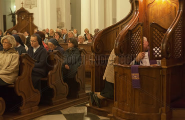 Warschau  Polen  Beichte bei einem Gottesdienst in der Heilig-Kreuz-Basilika