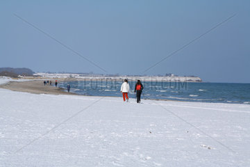Damp  Deutschland  Spaziergaenger am verschneitem Strand von Damp