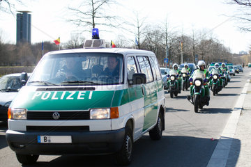 Berlin  Deutschland  Polizeikolonne in der Paul-Loebe-Allee