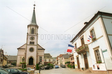 Kirche und Rathaus in einem Dorf im Elsass