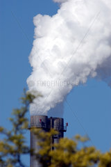 Rauchender Schlot des Kohlekraftwerks Berlin-Spandau