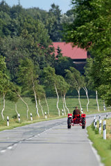 Heinkenborstel  Deutschland  ein Oldtimer-Traktor auf einer Landstrasse