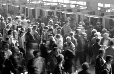 Berlin  DDR  Menschen an den Wettschaltern auf der Trabrennbahn Karlshorst