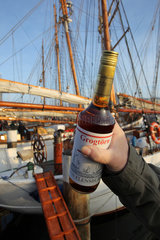 Flensburg  Deutschland  Grogtoernflasche vor Booten