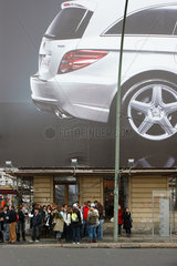 Berlin  Deutschland  eine Gruppe Jugendlicher steht unter einem riesigen Plakat