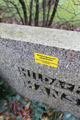 Flensburg  Deutschland  Grabstein mit dem Aufkleber -Nutzungsdauer abgelaufen-