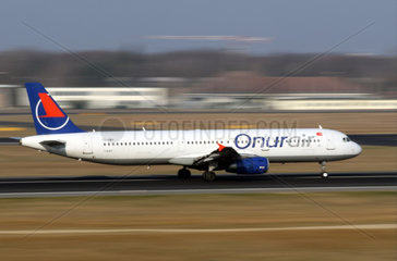 Berlin  Deutschland  Airbus A321 der Fluggesellschaft Onur Air auf der Startbahn des Flughafen Berlin-Tegel
