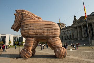 Berlin  Deutschland  Protestaktion des BUND mit einem Trojanischen Pferd gegen TTIP