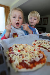 Handewitt  Deutschland  Kinder bereiten eine selbst gemachte Pizza zu