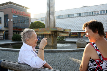 Hoyerswerda  Deutschland  Seniorin sitzt mit ihrer Tochter am Lausitzer Platz im Stadtteil Neustadt