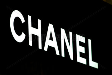 Berlin  Deutschland  Logo von Chanel