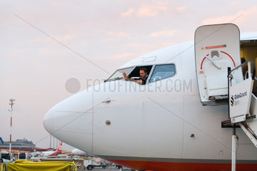 Berlin  Deutschland  der Pilot eines Flugzeuges schaut aus dem Fenster am Flughafen Berlin-Tegel