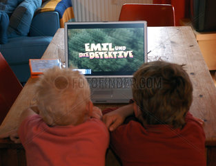 Kinder schauen sich einen Film an