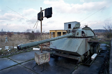 Wrack eines alten Panzerfahrzeugs aus DDR-Zeiten