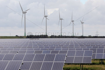 Friedrich-Wilhelm-Luebke-Koog  Deutschland  Solarpark mit Windkraftanlagen