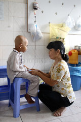Mutter mit ihrem Kind bei einer Chemotherapie auf einer Kinderkrebsstation