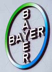Berlin  Deutschland  das Firmenlogo des Pharmaunternehmens Bayer