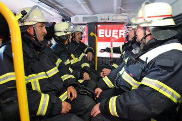 Grosshansdorf  Deutschland  Feuerwehrmaenner in einem Einsatzfahrzeug