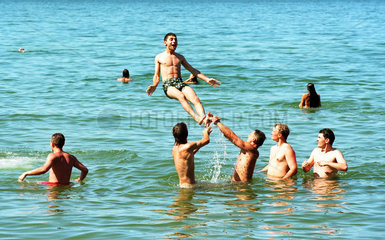 Jugendliche baden in der Ostsee in Swetlogorsk (Rauschen)  Kaliningrad  Russland