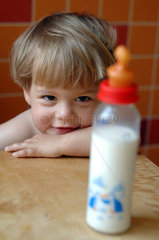 Berlin  Kleinkind mit Milchflaeschchen