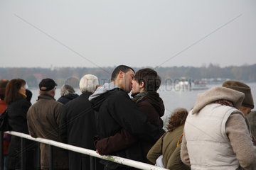 Berlin  Deutschland  Menschen warten auf die Faehre am Wannsee