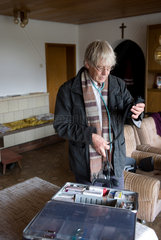 Goerwihl  Deutschland  ein Landarzt bei seiner taeglichen Arbeit  Hausbesuch