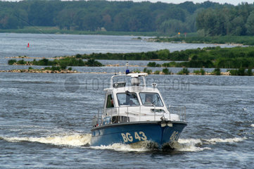 Boot des Bundesgrenzschutzes auf der Oder bei Frankfurt