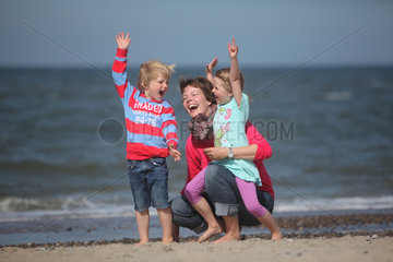Hvide Sande  Daenemark  eine Mutter mit ihren Kindern am Strand