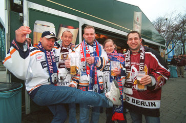 Fans der Eisbaeren Berlin vor dem Spiel  Berlin