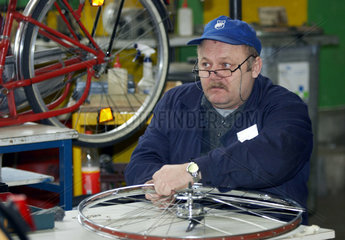 Arbeiter in der Fahrradwerkstatt