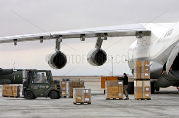 Mazar-e Sharif  Afghanistan  Entladung eines Transportflugzeugs Iljuschin 76