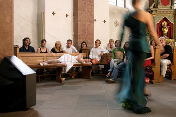 Studenten-Theatergruppe spielt in einer Kirche