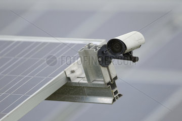 Friedrich-Wilhelm-Luebke-Koog  Deutschland  Visortech Ueberwachungskamera am Eingang zu einem Solarpark