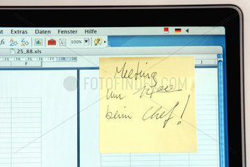 Berlin  ein Notizzettel am PC-Bildschirm