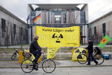 Berlin  Deutschland  Mahnwache vor dem Bundeskanzleramt
