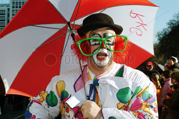 Berlin  Clown auf einem Karnevalszug