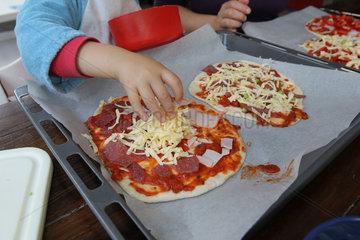 Handewitt  Deutschland  ein Maedchen bereitet eine selbst gemachte Pizza zu
