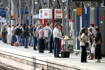 Koeln  Deutschland  Reisende warten am Hauptbahnhof auf ihren Zug