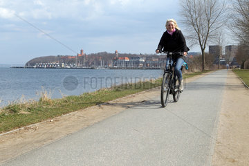 Flensburg  Deutschland  Radfahrerin auf einem Fahrradweg an der Flensburger Foerde