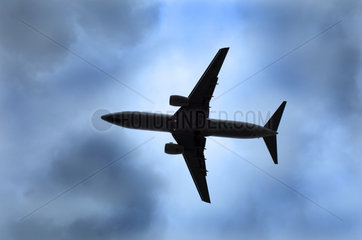 Berlin  Flugzeug am Himmel