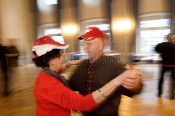 Tanzende Senioren in Bad Bertrich
