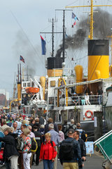 Flensburg  Deutschland  Besucher der Flensburger Dampf Rundum besichtigen die Dampfschiffe im Hafen