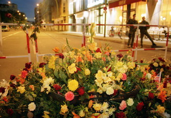 Berlin  Deutschland  Blumen vor US-Botschaft nach den Terroranschlaegen