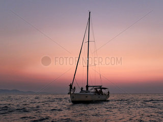 Zadar  Kroatien  Segelboot bei Abendrot vor Zadar